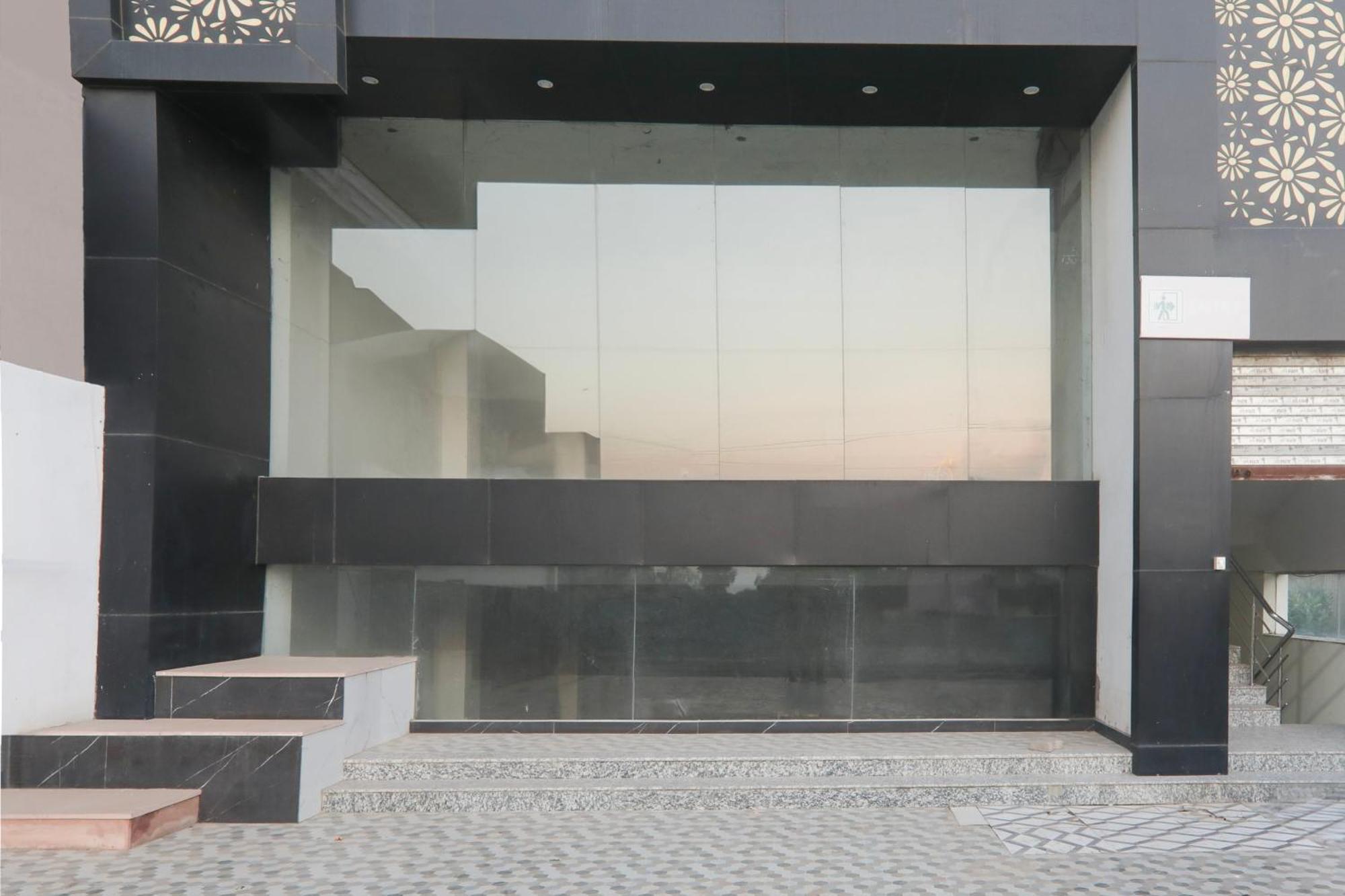 Super Hotel O Banthara Near Airport Banthra Sikandarpur Zewnętrze zdjęcie